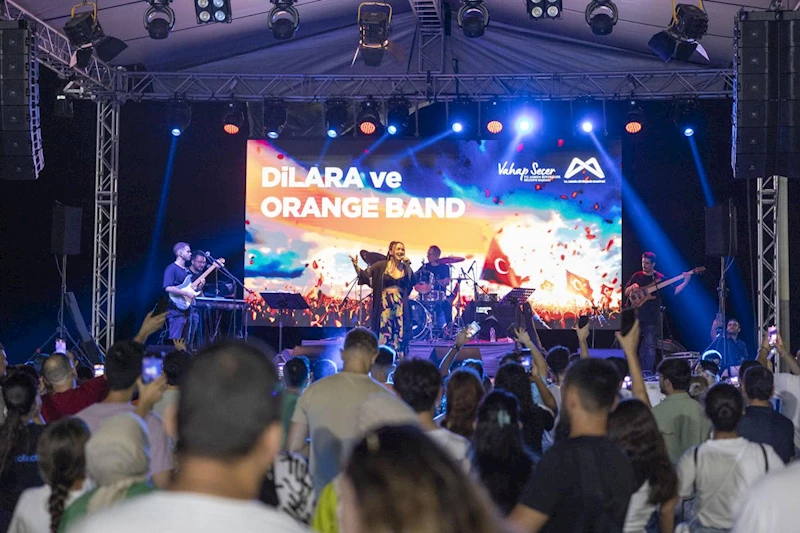 Büyükşehir, Zafer Bayramı Coşkusunu Kent Genelinde Muhteşem Konserle Taçlandırdı