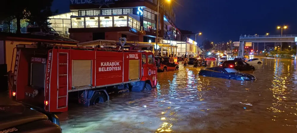 AFAD TURUNCU VE SARI KOD İLE YAĞIŞ UYARISI YAPTI.. KARABÜK FELÇ OLDU