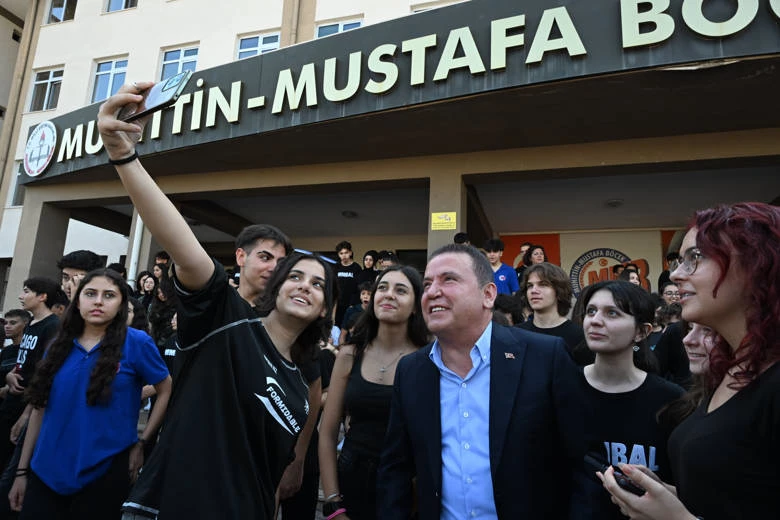 Başkan Muhittin Böcek yeni eğitim-öğretim  yılı açılışında öğrencileri yalnız bırakmadı