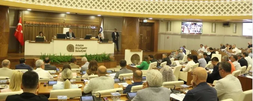 BÜYÜKŞEHİR MECLİSİNDE ‘MUSTAFA KEMAL’İN ASKERLERİYİZ’ GERİLİMİ