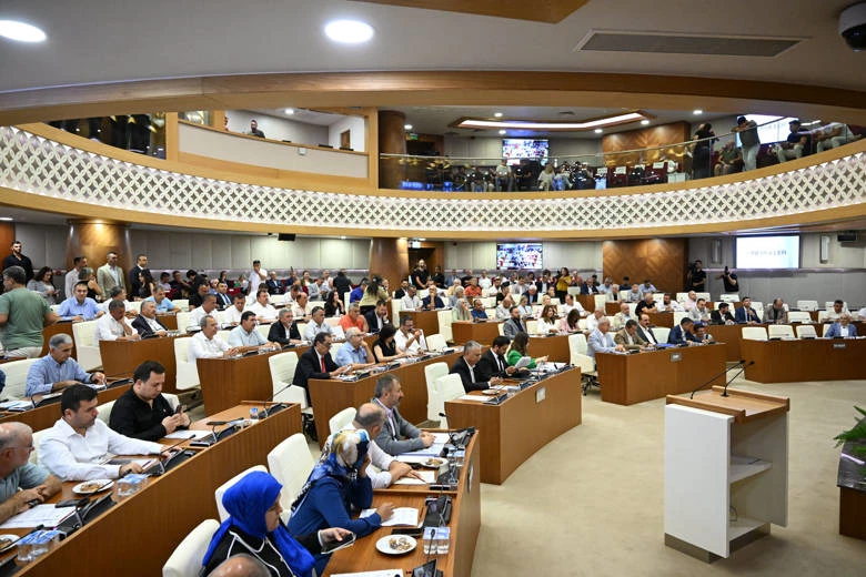 Başkan Böcek’ten genç teğmenlere destek