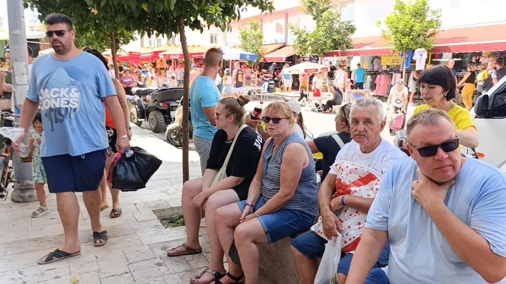 PAZARA TURİST YAĞDI.. ESNAF 
