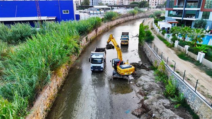 ALANYA BELEDİYESİ’NDEN DERE YATAKLARINDA TEMİZLİK