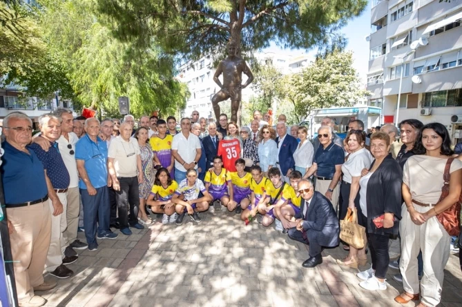 Konak’ta Metin Oktay’a Anıtı Başında Anma
