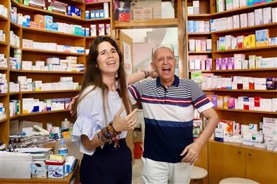 BAŞKAN DENİZLİ’DEN ÇEŞME ÇARŞI’DA ESNAF VE VATANDAŞ ZİYARETİ