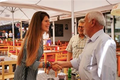 ÇEŞME’DE MAHALLE ZİYARETLERİ HIZ KESMEDEN DEVAM EDİYOR…