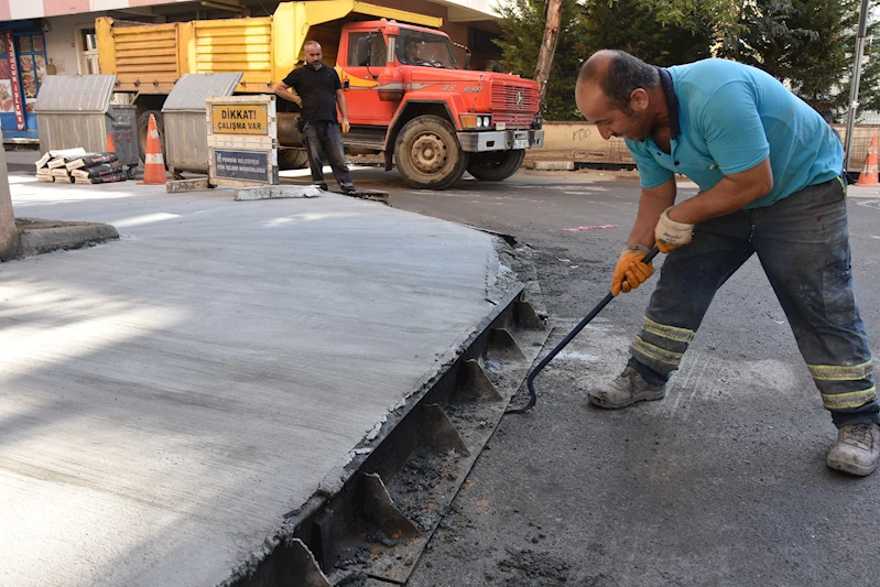 Dayanıklı beton kaldırım yapılıyor