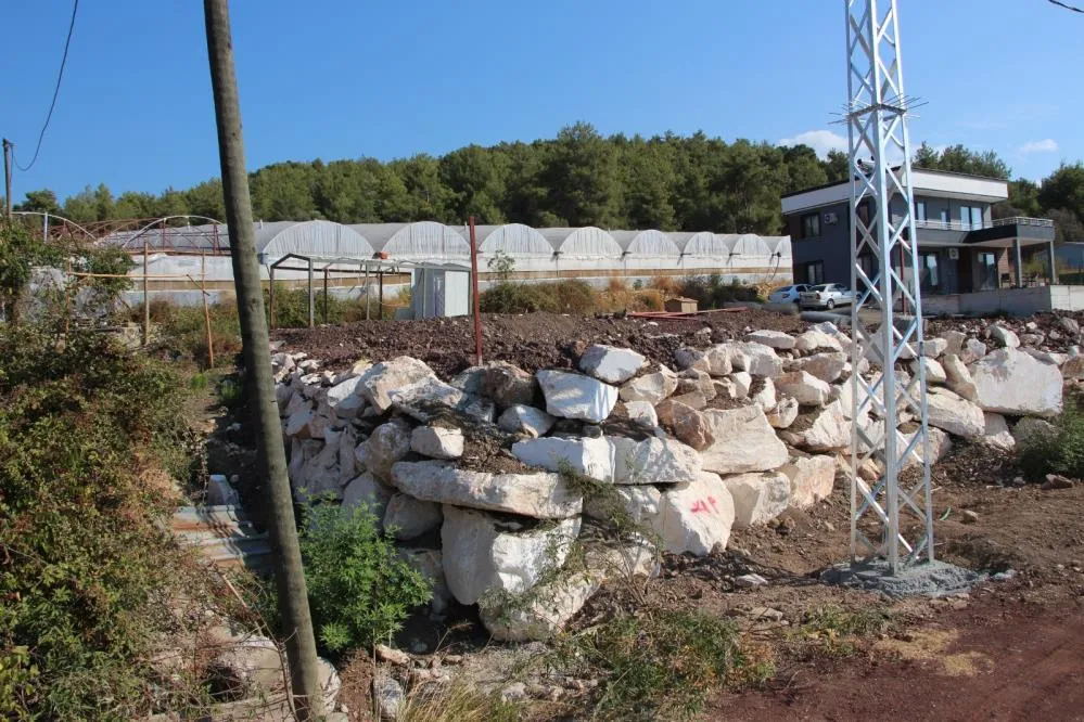 KOMŞUSUNA KIZDI SERAYA GİDEN YOLU KAPATTI