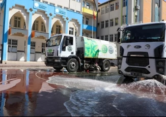 Buca Belediyesi’nden okullarda temizlik seferberliği