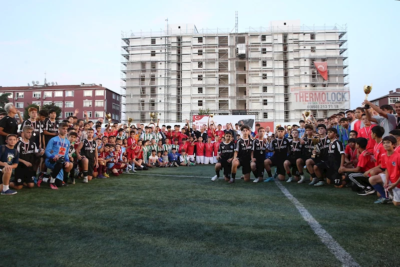 U14-U16 FUTBOL TURNUVASI’NIN KAZANANLARINA KUPALARI TAKDİM EDİLDİ