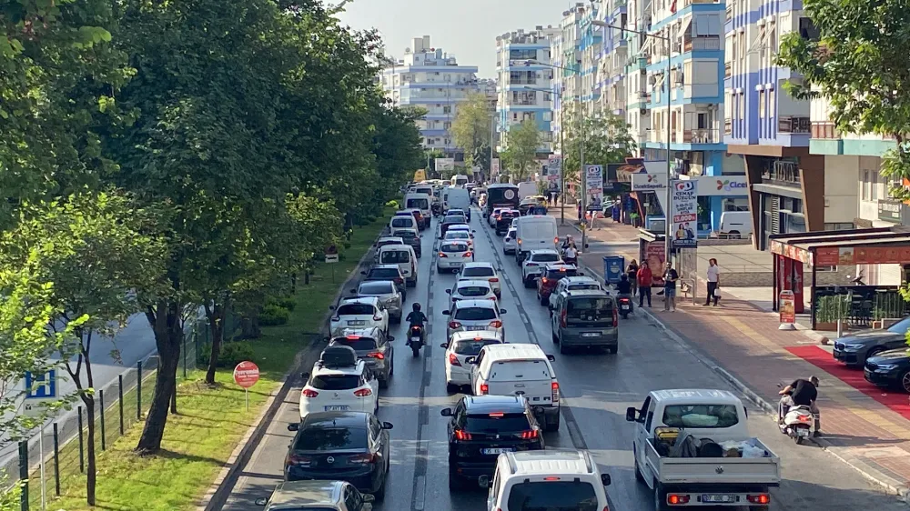 TAM BİR ÇİLE.. ANTALYA’DA OKULLAR AÇILDI TRAFİK KİLİTLENDİ