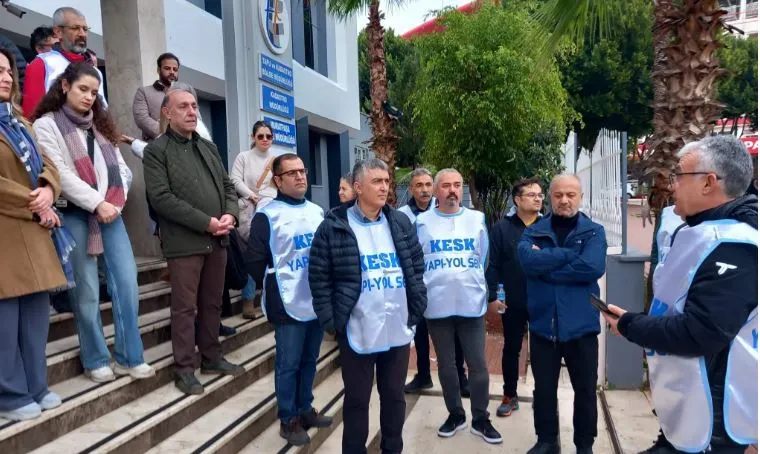 KESK ANTALYA’DA EYLEME GEÇTİ.. ANTALYA’DA BAZI YOLLAR KAPANDI