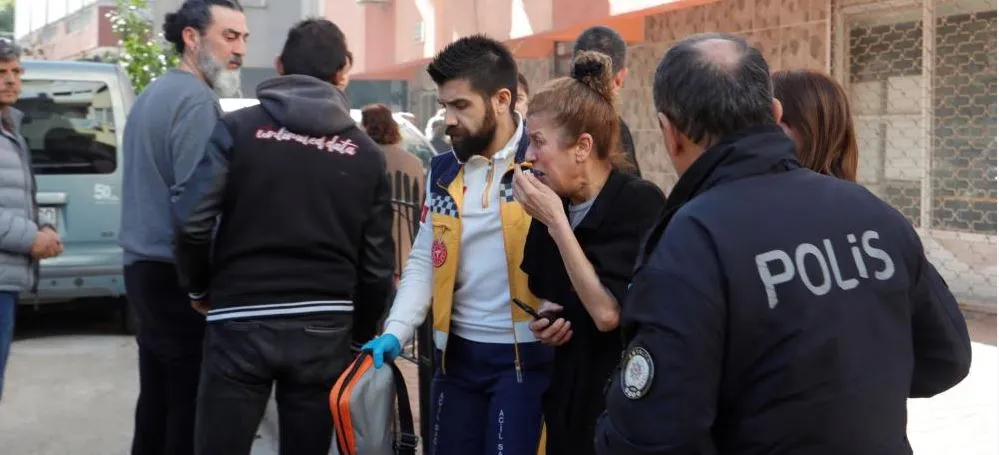 BALKONDAKİ SPREY KUTULARI PATLADI.. MAHALLELİ SOKAĞA DÖKÜLDÜ