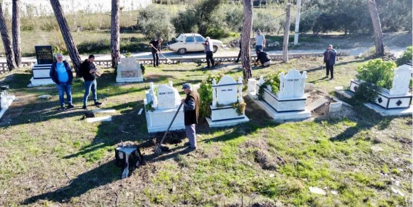 BÜYÜK MANAVGAT YANGININDA KÜLE DÖNEN MEZARLIĞA AĞAÇ DİKİLDİ