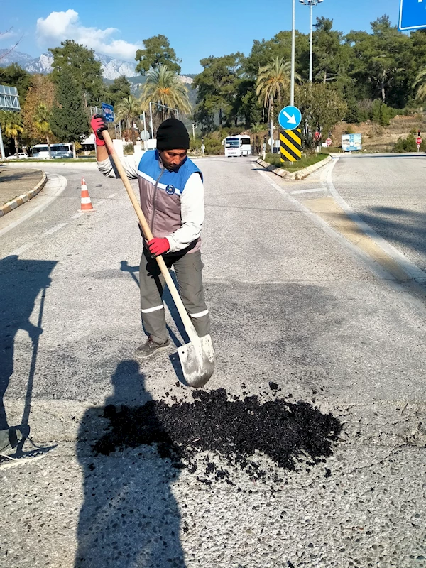 Kemer’de yol ve kaldırım çalışmaları sürüyor