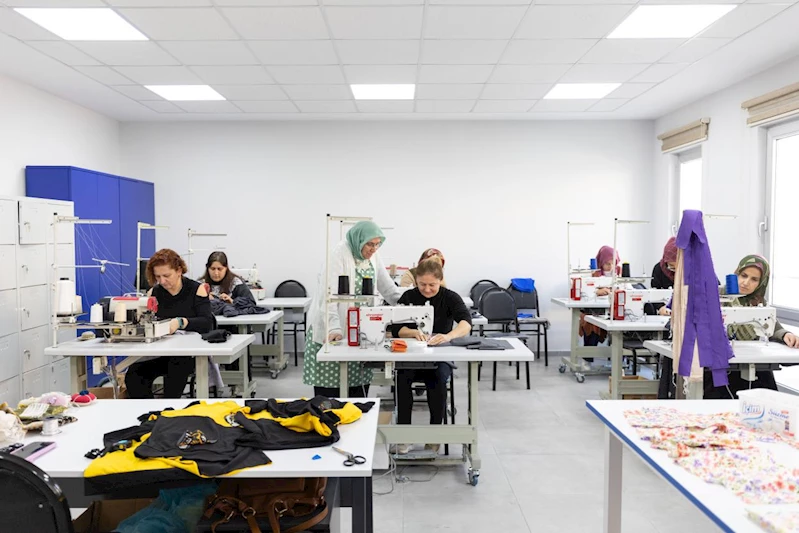 Kadınlar, Büyükşehir’in Dikiş Kursunda Üreterek Kazanç Sağlıyor