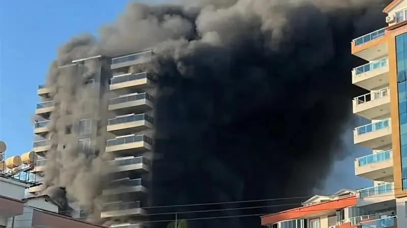 ANTALYA’DA 12 KATLI OTEL İNŞAATINDA YANGIN.. 3 İŞÇİ HASTANEDE