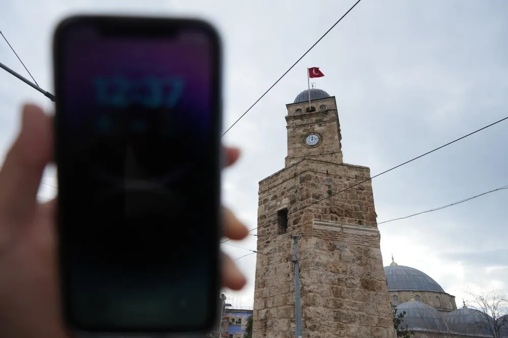 ANTALYA’NIN TARİHİ SAAT KULESİ’NDEKİ SAAT.. ‘İKİSİNDEN BİRİ YANLIŞ’
