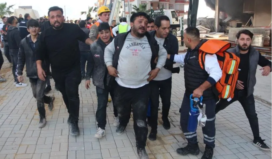 ALANYA’DAKİ OTEL YANGININA 23 İTFAİYE ARACI MÜDAHALE ETTİ 