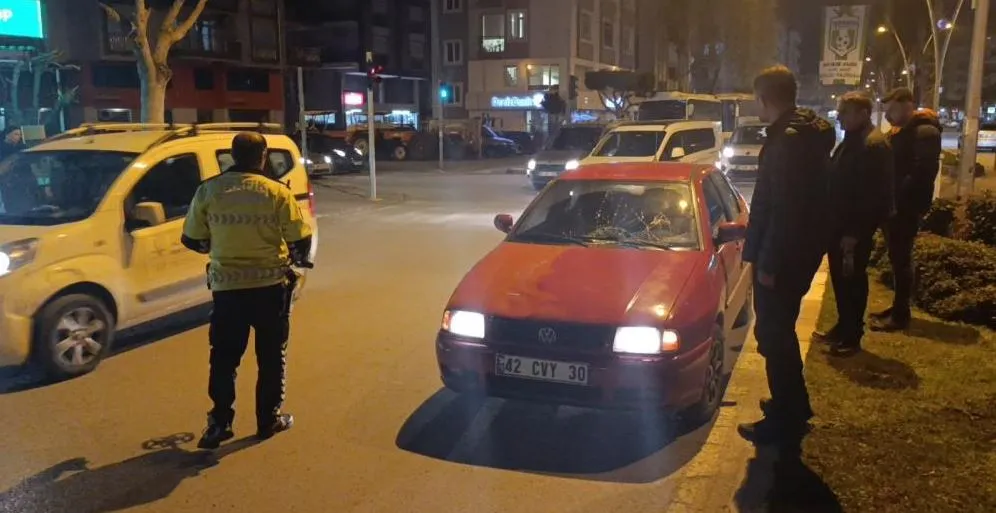 YOLA FIRLAYAN YAYAYA OTOMOBİL ÇARPTI METRELERCE HAVAYA SAVRULDU
