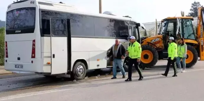 FACİADAN DÖNÜLDÜ.. MİDİBÜS İLE İŞ MAKİNESİ ÇARPIŞTI 23 KİŞİ YARALANDI