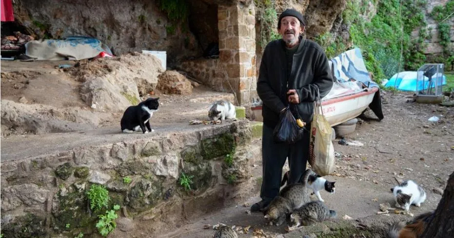 ANTALYA’DAKİ FALEZLERİN TARİHİ SURLARINDA MAĞARA HAYATI YAŞIYOR