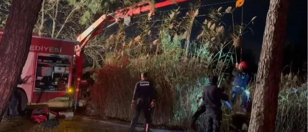 ANTALYA SARISU’DA BATAKLIĞA SAPLANAN KADIN VİNÇLE KURTARILDI