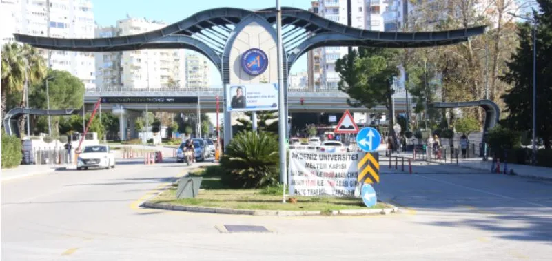 AKDENİZ ÜNİVERSİTESİ KAMPÜSE ARAÇ GİRİŞ-ÇIKIŞ SAATLERİNİ YENİDEN DÜZENLEDİ