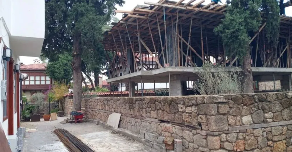 KALEİÇİ BETONA GÖMÜLÜYOR.. SİT ALANINDA BU YAPILARIN NE İŞİ VAR?
