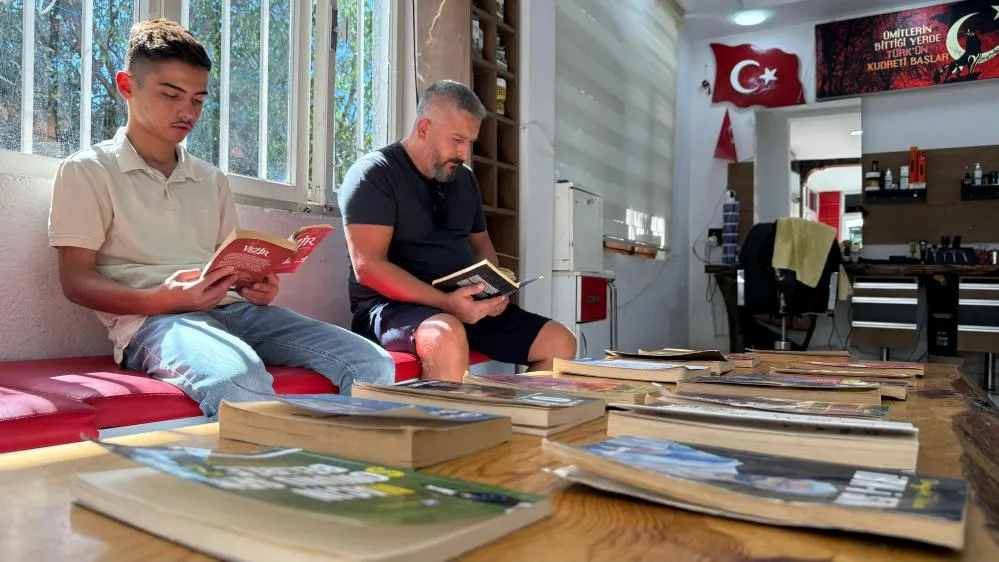 BERBER DÜKKANINI KÜTÜPHANEYE ÇEVİRDİ.. MÜŞTERİLER SIRA BEKLERKEN KİTAP OKUYOR