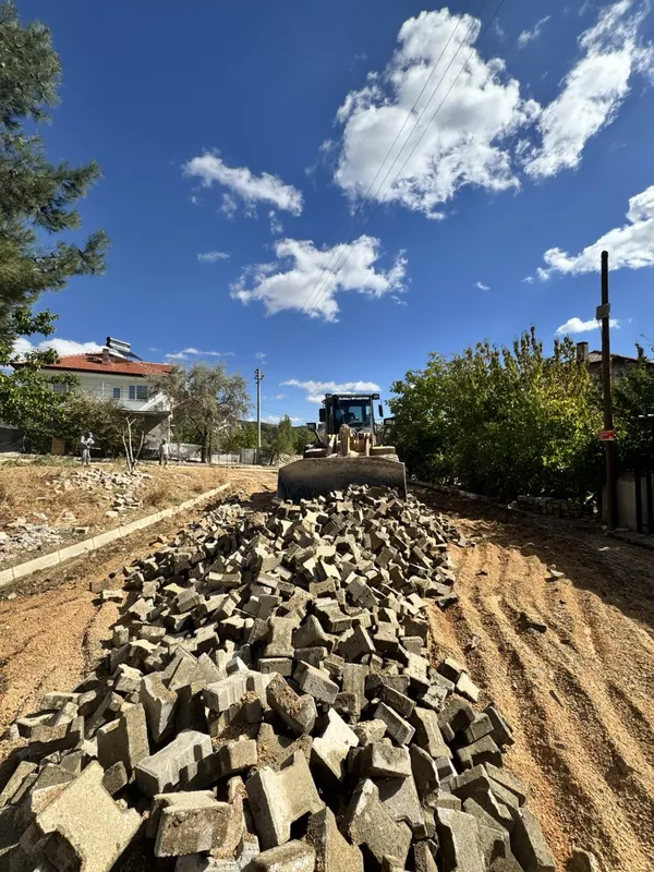 Elmalı Belediyesi Kilitli Parke Söküm Çalışmalarını Sürdürüyor