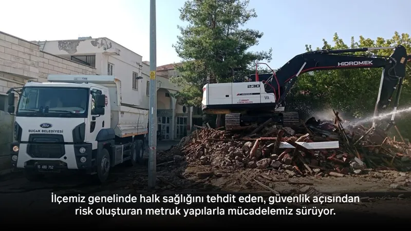 İlçemiz genelinde halk sağlığını tehdit eden, güvenlik açısından risk oluşturan metruk yapılarla mücadelemiz sürüyor.