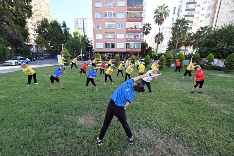 Mersin Büyükşehir Belediyesi Emekli Evi Üyeleri İçin Sabah Sporu Düzenliyor