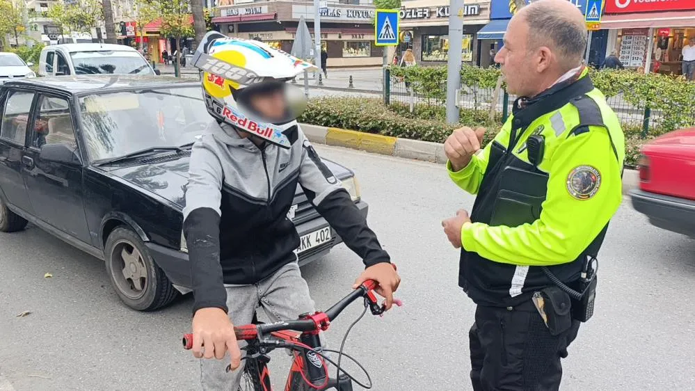 TRAFİK POLİSİNDEN NASİHAT.. ‘BİSİKLETE CEZA YAZILMAZ DİYE DÜŞÜNMEYİN’