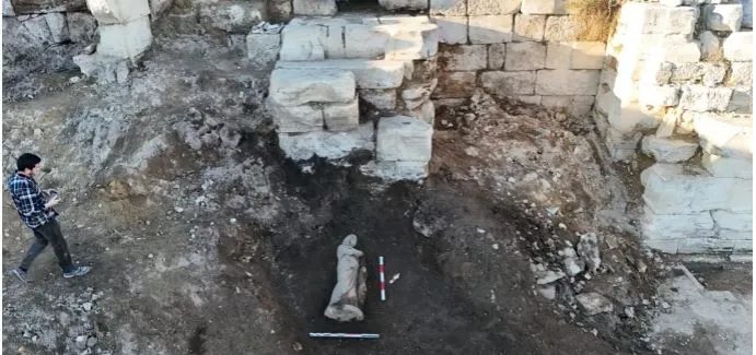 PERGE ANTİK KENTİNDİ BEŞ YENİ HEYKEL GÜN YÜZÜNE ÇIKARILDI