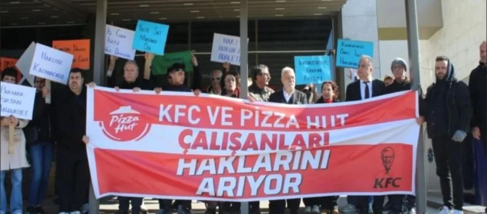 HAKLARINI İSTİYORLAR.. ANTALYA’DA KFC VE PİZZA HUT İŞÇİLERİNDEN PROTESTO