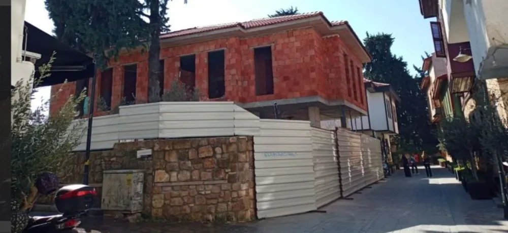 ANTALYA’DA SİT ALANINDA BETON YAPILAR YÜKSELMEYE DEVAM EDİYOR