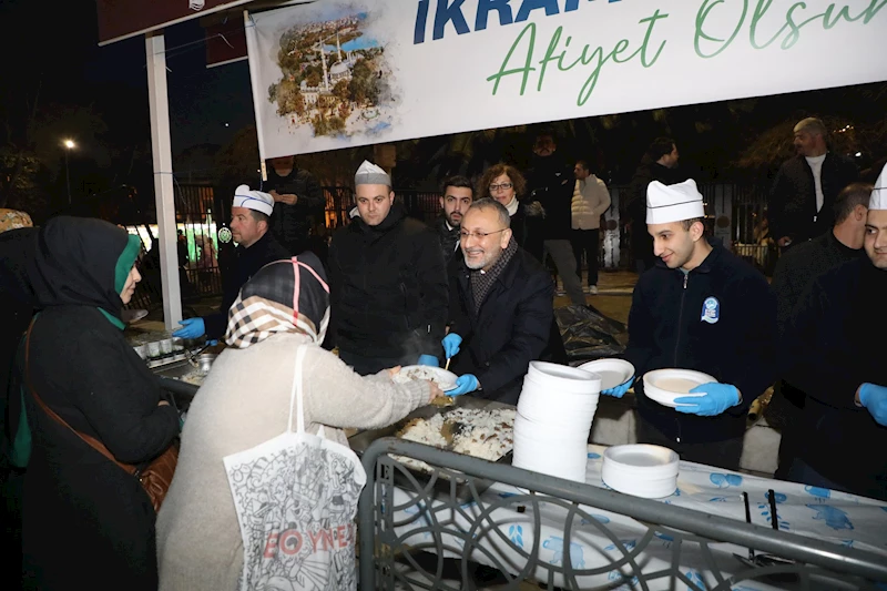 Berat Kandili’nde etli pilav ve lokma ikramı