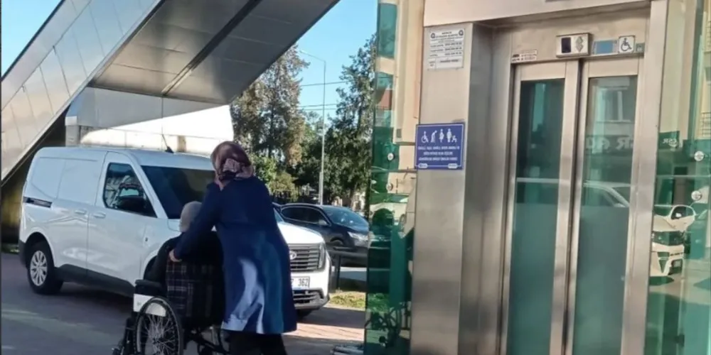 BAKIMSIZLIK.. ANTALYA’DA YAYA ÜST GEÇİTLERİ ‘PERİŞAN’ DURUMDA
