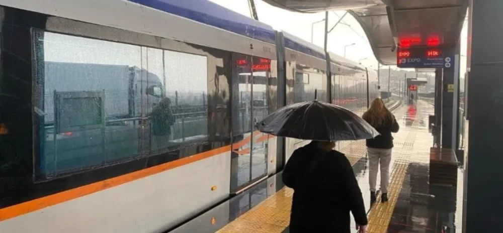 ŞİKAYET VAR ÇÖZÜM YOK.. ANTALYA’NIN TRAMVAY DURAKLARINDA YAĞMUR EZİYETİ