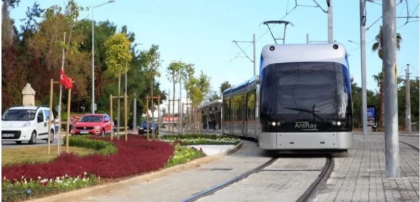 ANTALYA’DA TRAMVAY SEFERLERİ.. ARTIK 10 DAKİKADA BİR GELECEK