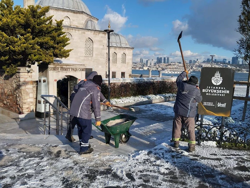 İSTANBUL’DA KAR KALINLIĞI 40 CM’YE ULAŞTI