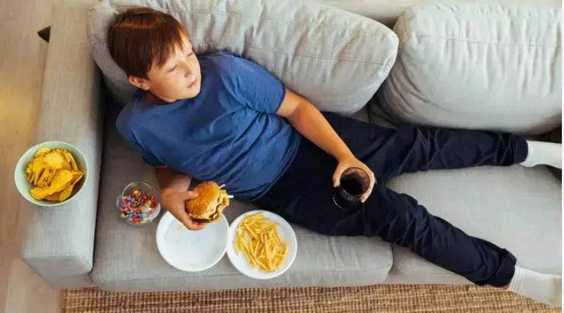 SAĞLIĞA ÇOK ZARARLI.. MUKBANG AKIMI ÖZELLİKLE GENÇLER ARASINDA POPÜLERLEŞİYOR