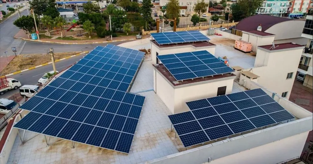 ANTALYA’DA SOĞUKTAN GÜNEŞ PANELLERİ PATLADI BUZ SARKITLARI OLUŞTU