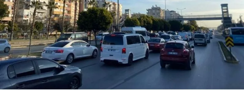 ‘SAĞ ŞERİT’ UYGULAMASI DA İŞE YARAMADI.. ANTALYALILARIN ‘TRAFİK’ ÇİLESİ BİTMİYOR