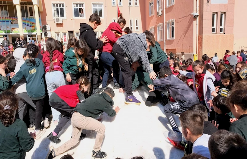 Adanalı Çocuklar Kartopu Oynadı, Kardan Adam Yaptı