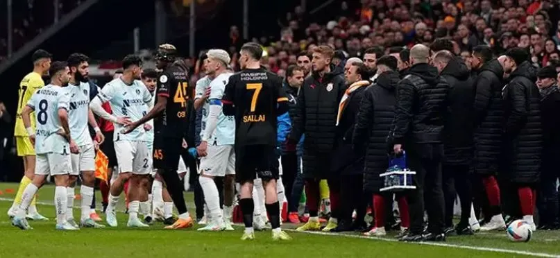 ADANA DEMİRSPOR GALATASARAY MAÇINDA SAHADAN ÇEKİLDİ