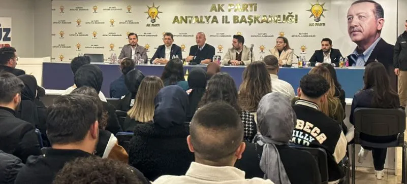 MEVLÜT ÇAVUŞOĞLU SİYASİ TECRÜBELERİNİ ANTALYALI GENÇLERE ANLATTI