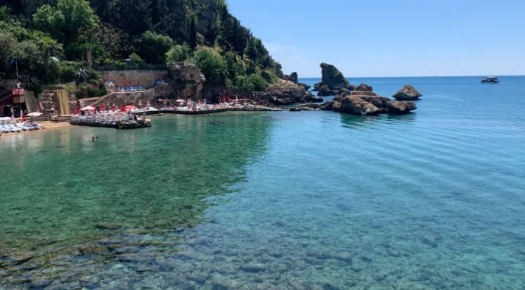 ANTALYA’DA MERMERLİ PLAJI SEZONA YETİŞECEK