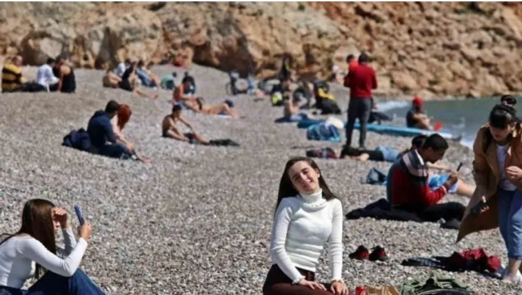 ANTALYA’DA BAHARI GÖRMEDEN YAZ GELDİ SANKİ.. SICAKLIK ARTIYOR